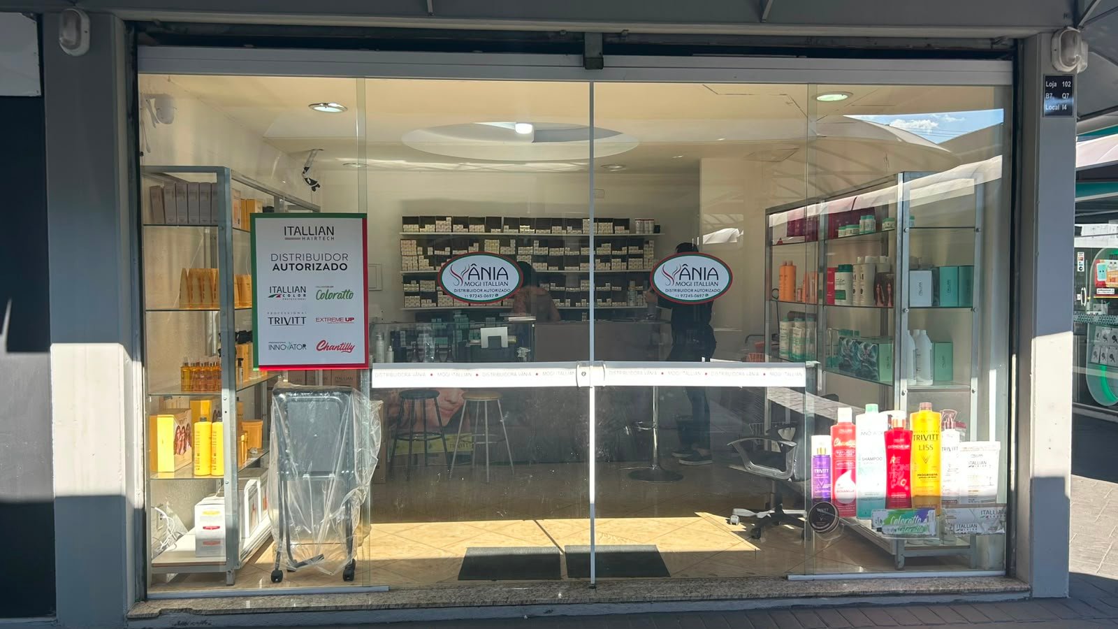 Fachada da loja com produtos expostos na vitrine