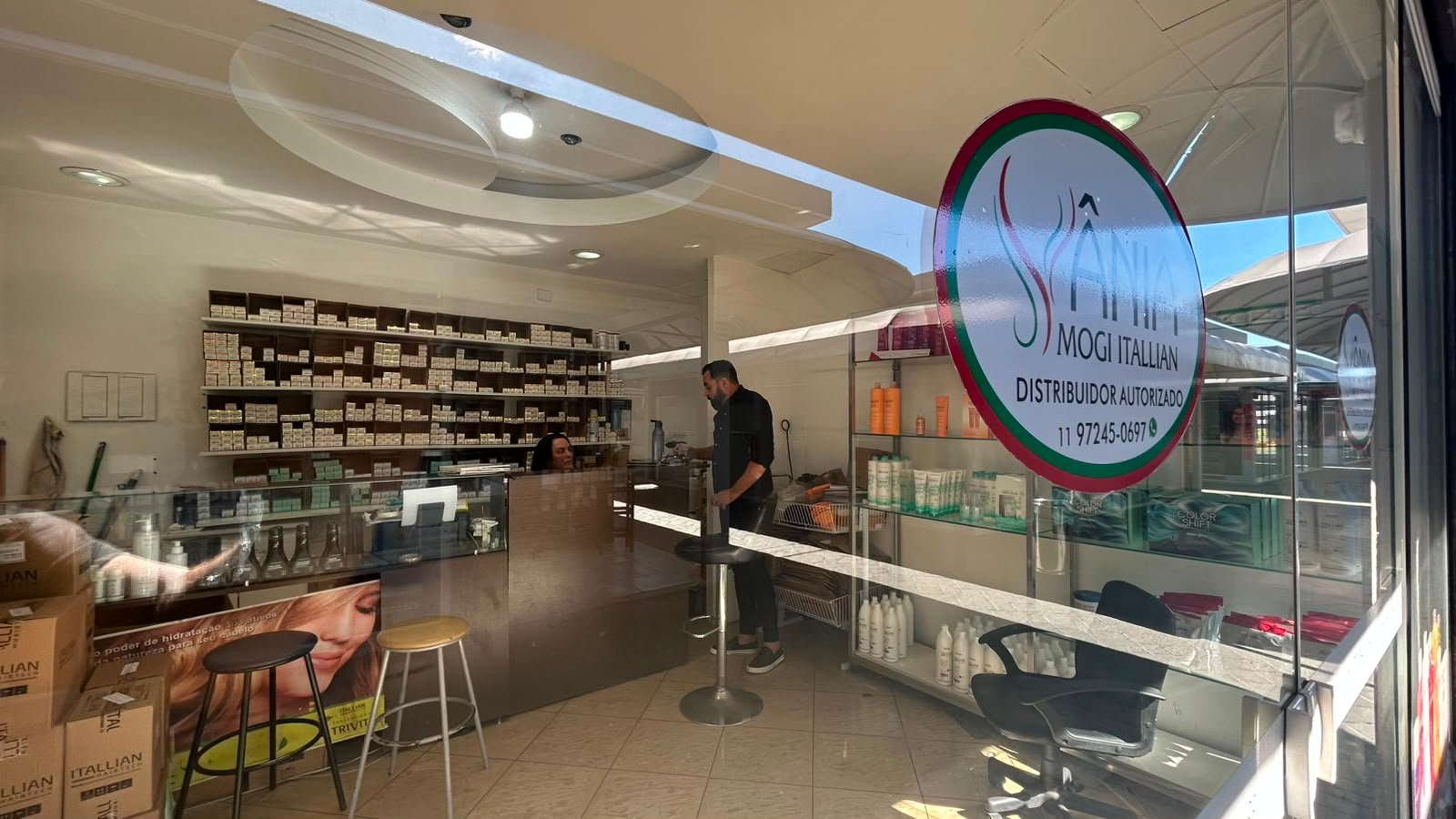 Interior da loja com balcão, produtos e área de atendimento